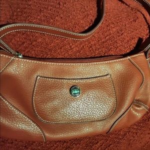 Gently used Tommy Hilfiger purse. Excellent condition.